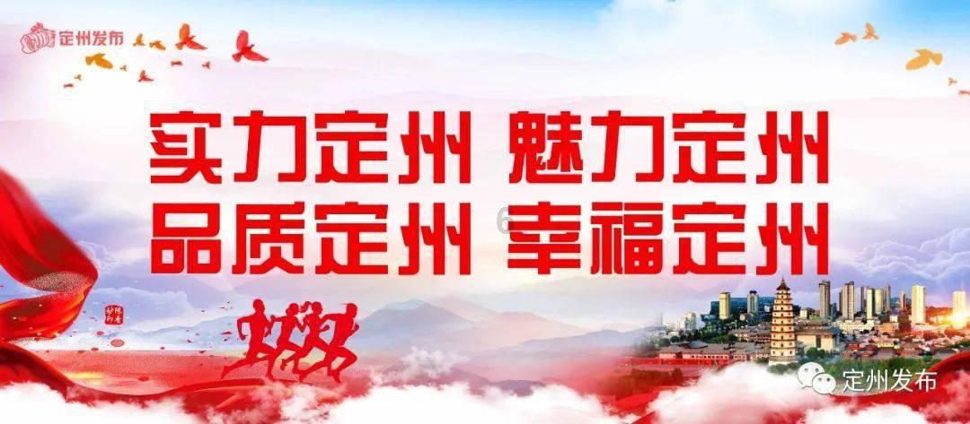 网友在路上遇到一只自己出来买橙子的金毛,金毛还自己打着手电呢
